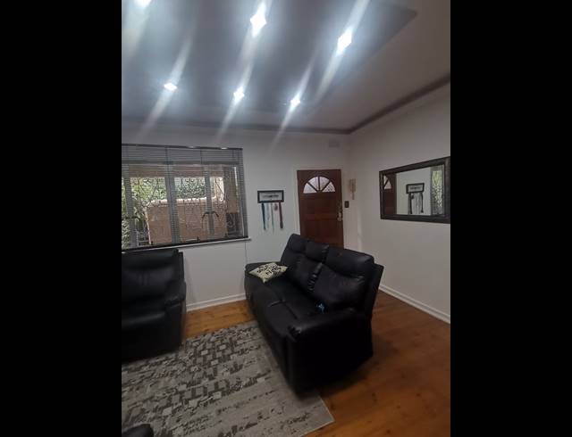 1 BEDROOM APARTMENT FOR SALE IN ESSENWOOD